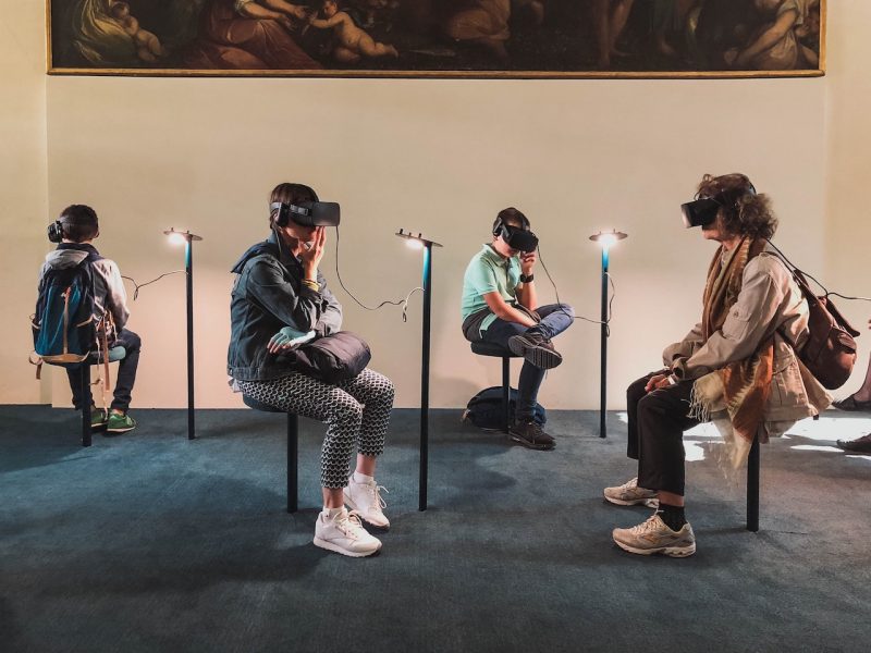 La ley de Dator habla de lo ridículo e inesperado del futuro. Por eso este artículo se ilustra con 4 personas sentadas y con gafas de realidad virtual, lo que es una estampa bastante inquietante y lo habría resultado aún más hace solo unos pocos años.