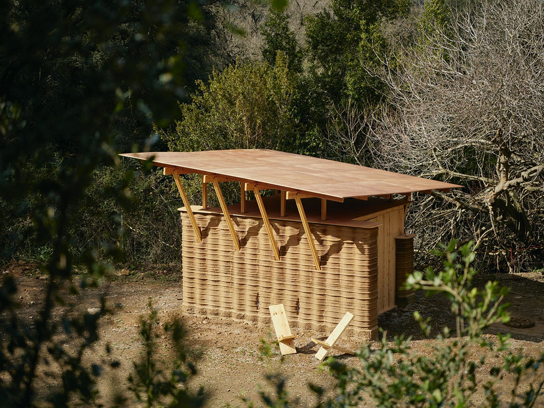 Prototipo de la casa TOVA, la futurista cabaña de barro impreso que sirve de prueba en los terrenos de Valldaura Labs en un rincón del macizo de Collserola (Barcelona). Foto de Gregori Civera